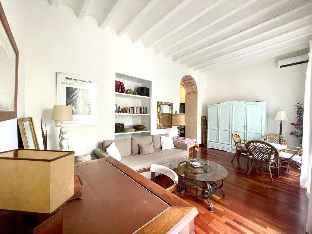 ein Wohnzimmer mit einer Couch und einem Tisch in der Unterkunft Eva Recommends Porvenir Apartment in Jerez de la Frontera