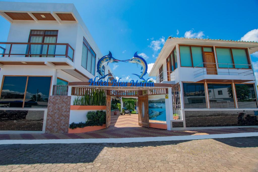 un edificio con una puerta delante en Blue Marlin Galápagos, Hotel &amp; SPA, en Puerto Baquerizo Moreno