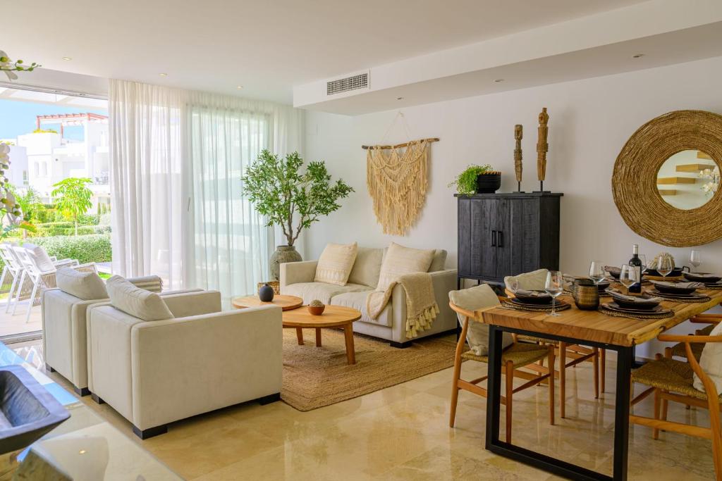 Posezení v ubytování Impressive brand new townhouse in El Romeral Calahonda