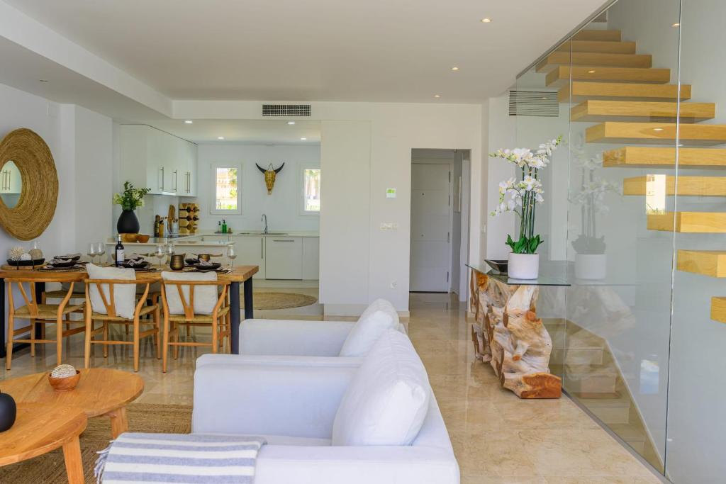 Posezení v ubytování Impressive brand new townhouse in El Romeral Calahonda
