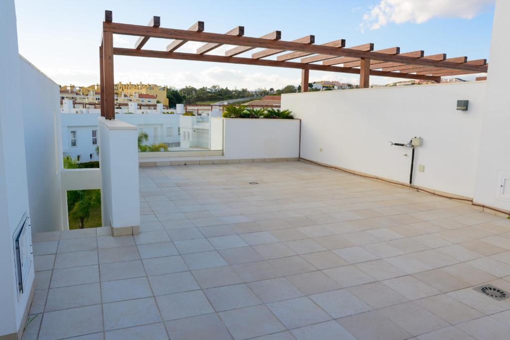 Balkón nebo terasa v ubytování Impressive brand new townhouse in El Romeral Calahonda