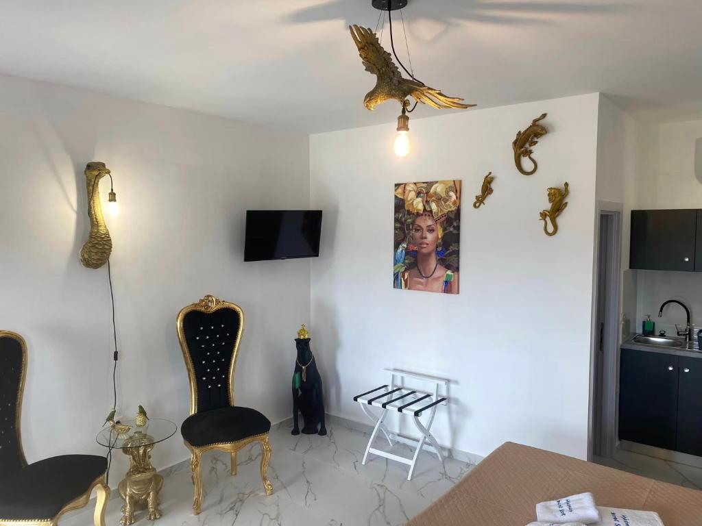 Televízia a/alebo spoločenská miestnosť v ubytovaní Mykonos Secret Spot