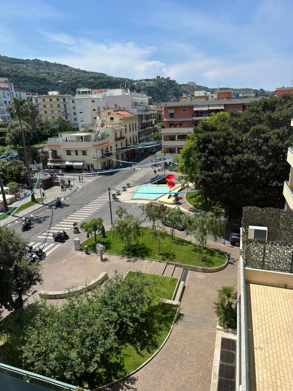 - une vue sur une ville avec un parc et une rue dans l'établissement A.I.R. Sorrento Apartment 2, à Sorrente