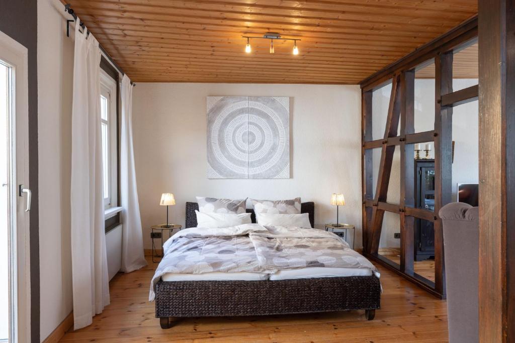 1 dormitorio con 1 cama grande y techo de madera en FerienNest Bad Ems, Appartment HeimatNest, en Bad Ems
