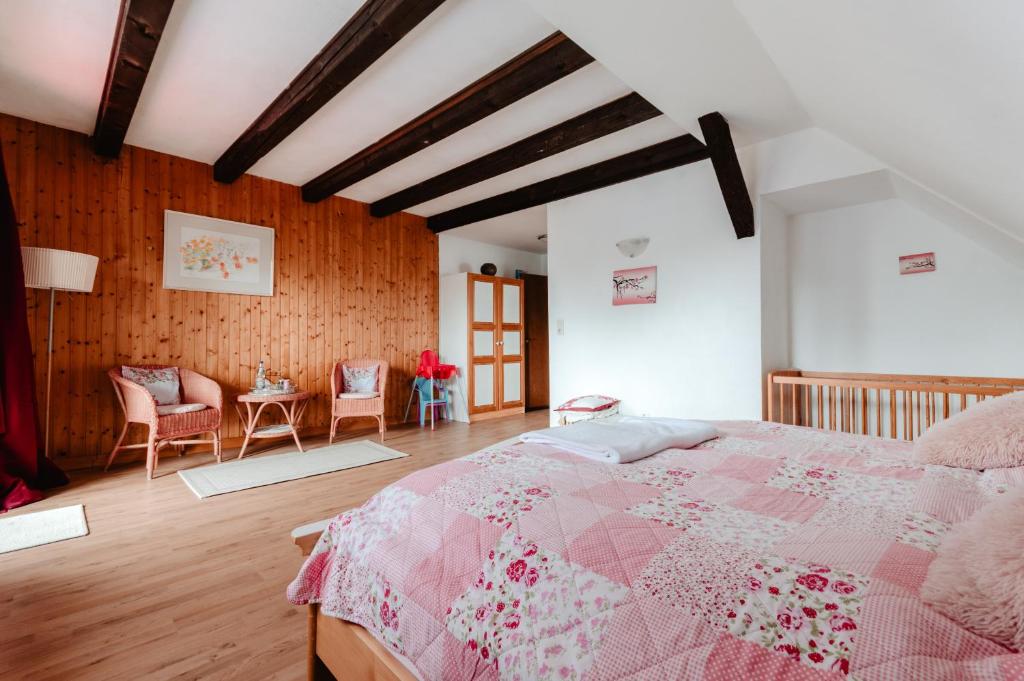 a bedroom with a pink bed and wooden walls at Olifant in Osterode in Osterode
