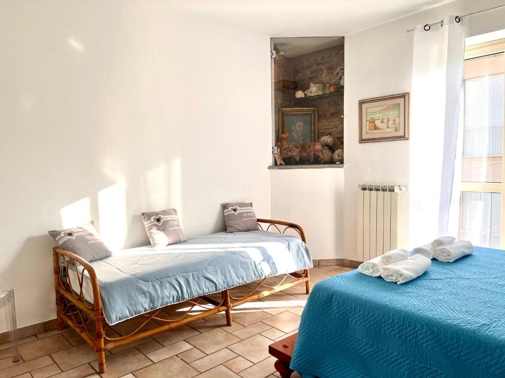 una camera con due letti e una finestra di Appartamento Matilde Tower House - 8 minuti a piedi dalla spiaggia a Viareggio