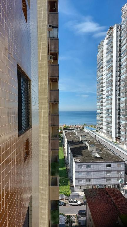 a view of a city with buildings and the ocean at Praia Grande, Canto do Forte, Apto ,2 noites seguidas , apenas 2 diárias com Wi-Fi in Praia Grande