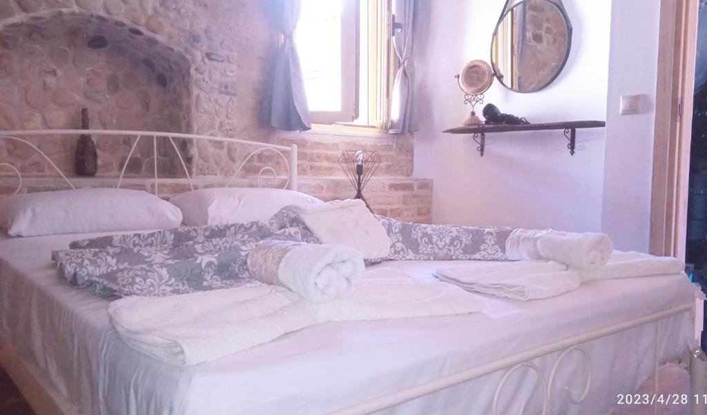 馬拉瑟亞斯的住宿－HARI'S NEST CORFU，白色的床,上面有毛巾
