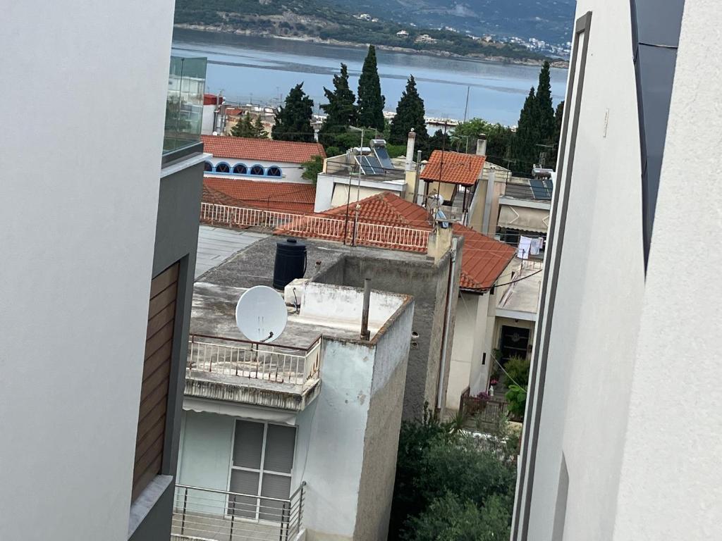 - Balcón con vistas a la ciudad en Éva Apartman house, en Nea Iraklitsa