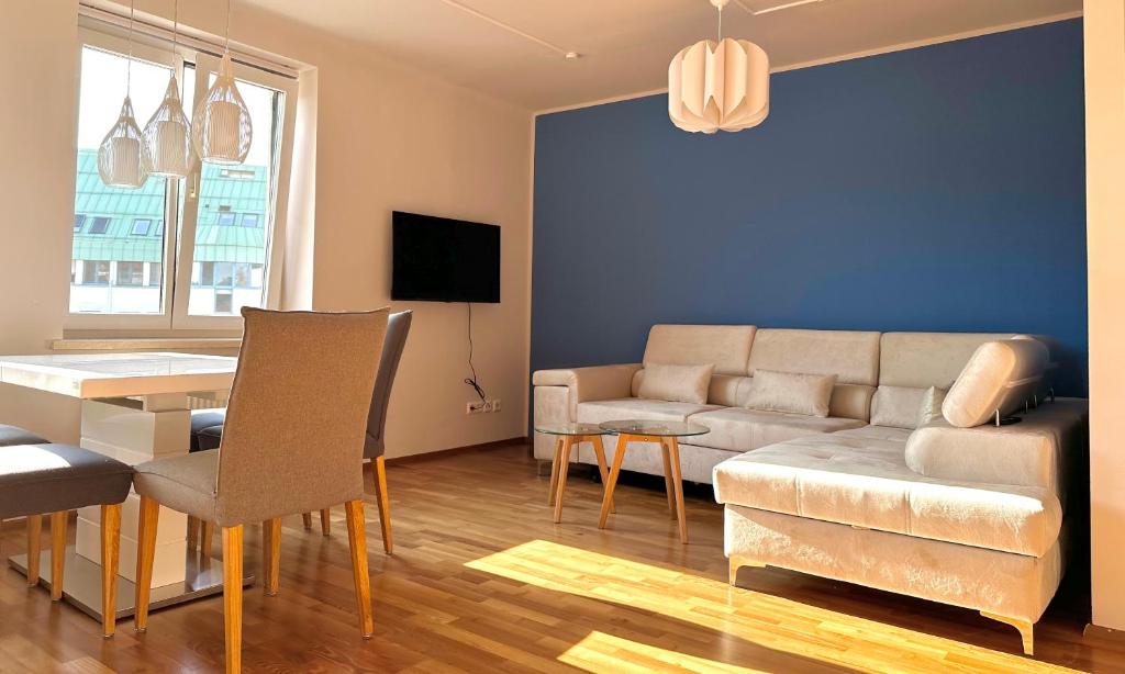 - un salon avec un canapé et une table dans l'établissement Homely Stay Apartment 1, à Sankt Pölten