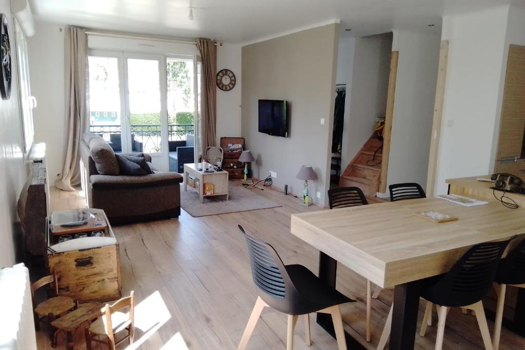 TV a/nebo společenská místnost v ubytování Spacious and cosy 80 m house located in Séné