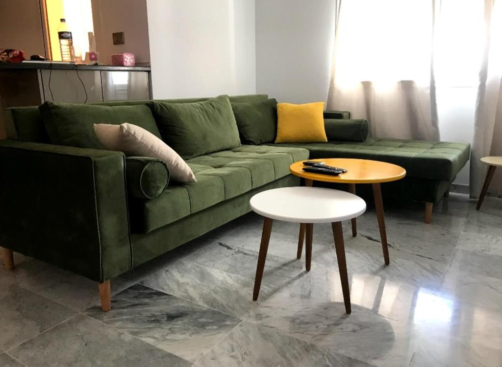 sala de estar con sofá verde y mesa en Luxury appartement COSY, en Sousse