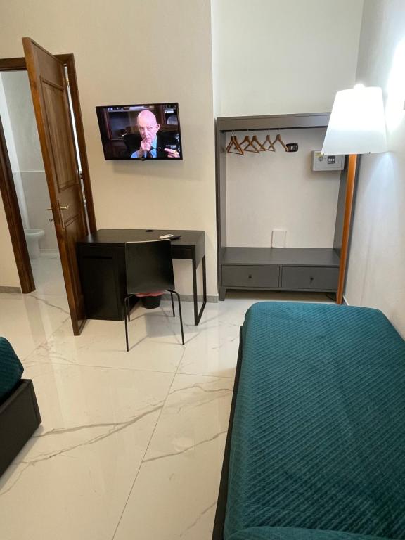 Televízia a/alebo spoločenská miestnosť v ubytovaní Dante Rooms