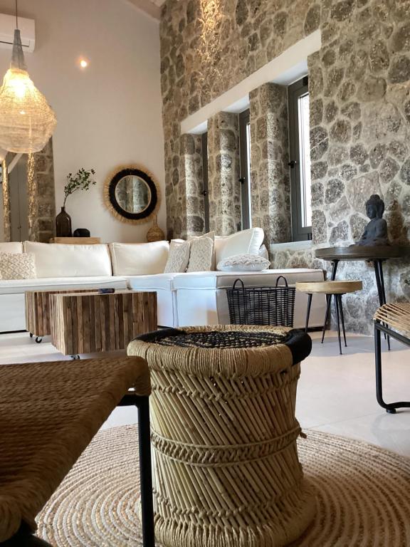 un soggiorno con un divano e un tavolo di Villa Tartaya a Dassia