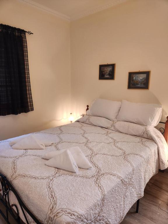 Giường trong phòng chung tại Cozy apartment in Nea Kios