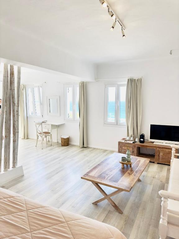 TV a/nebo společenská místnost v ubytování With-inn Mykonos Suites