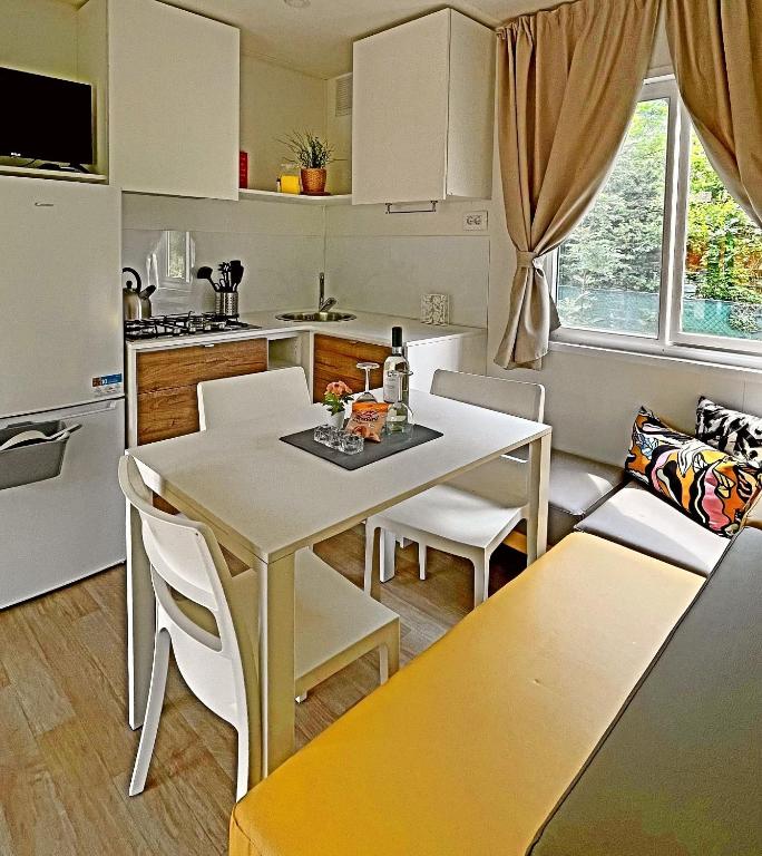 Köök või kööginurk majutusasutuses Mylooking vacanze Porlezza