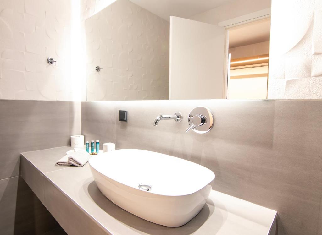 Ένα μπάνιο στο Mythodea Athens Suites