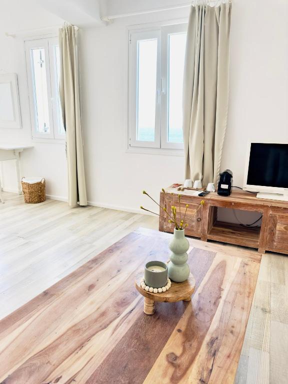 TV a/nebo společenská místnost v ubytování With-inn Mykonos Suites
