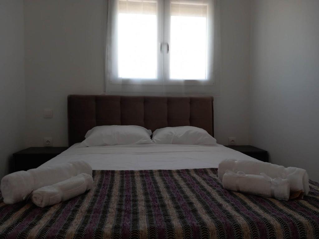 埃爾米奧的住宿－Wooden Home，一间卧室配有一张大床和两个枕头