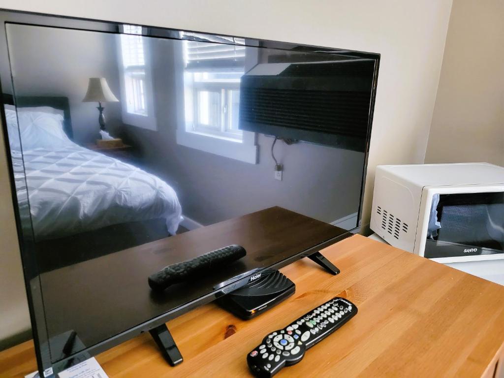 TV a/nebo společenská místnost v ubytování Royal Duke Hotel