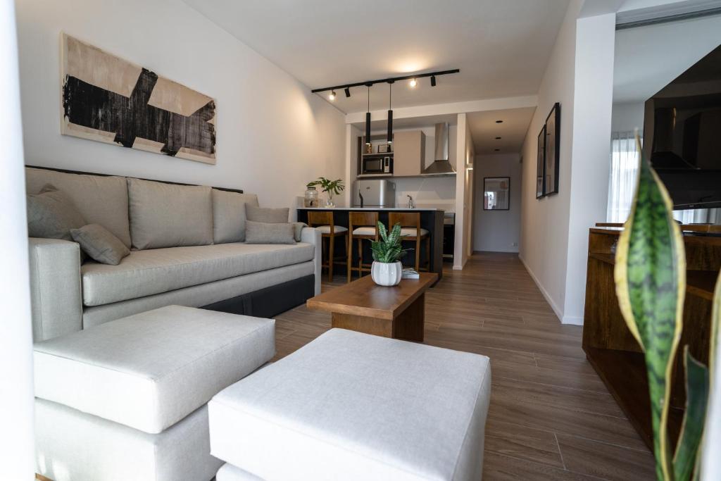 uma sala de estar com um sofá e uma mesa em Barrancas Quality Apartments em Buenos Aires
