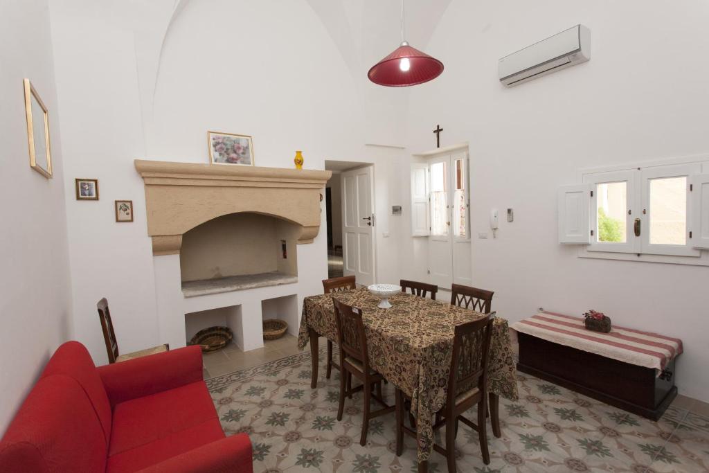 カザラーノにあるCorte Fioritaのリビングルーム(テーブル、暖炉付)