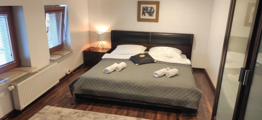 um quarto com uma cama com três toalhas em Apartament Sopot em Sopot
