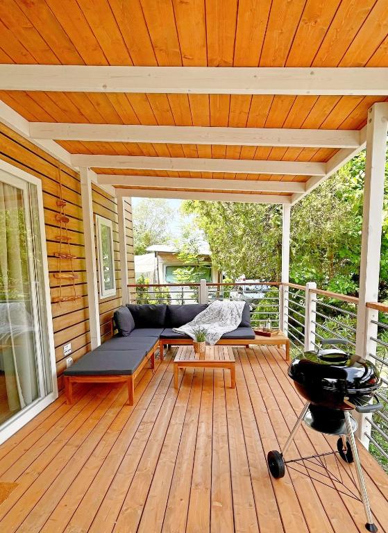 Rõdu või terrass majutusasutuses Mylooking vacanze Porlezza