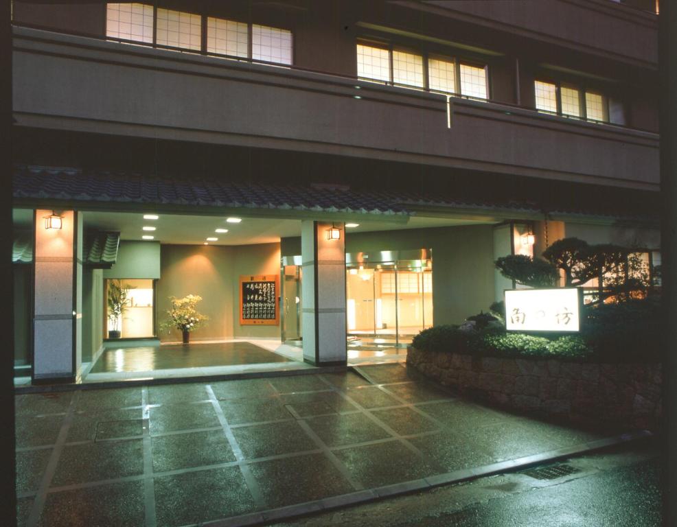 una entrada a un edificio con un cartel delante en Kadonobo Ryokan, en Kobe