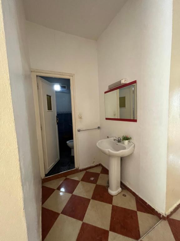 a bathroom with a sink and a mirror at Maison calme et paisible in Beni Mellal