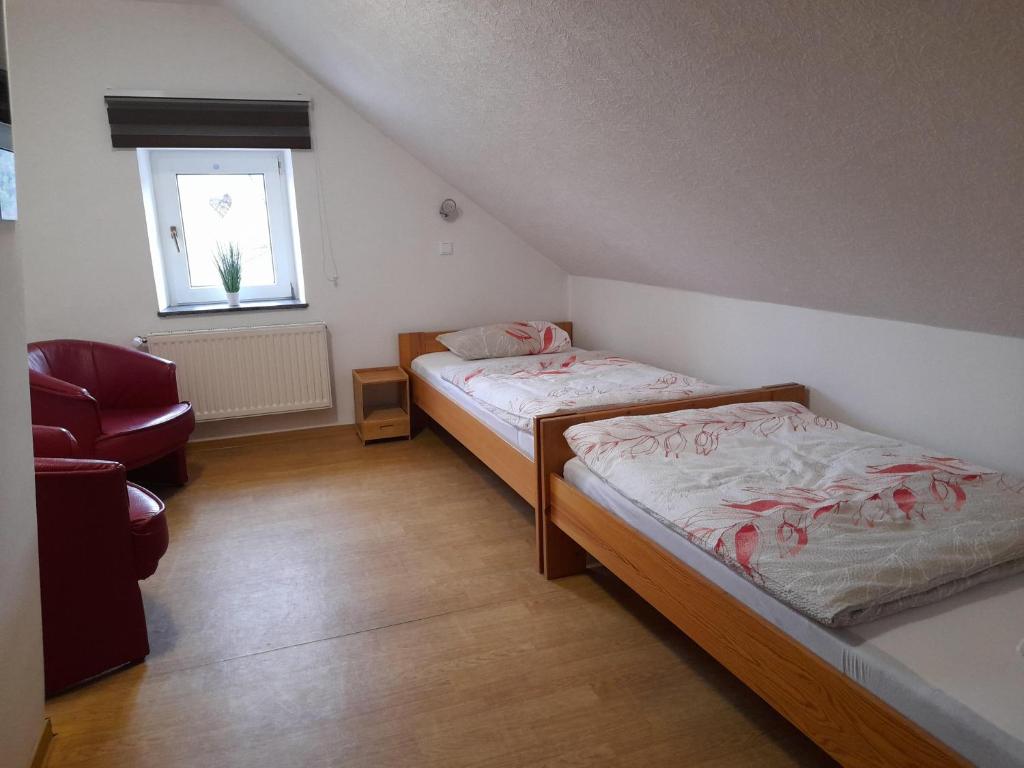 a small bedroom with two beds and a window at Haus am Berg in Üdersdorf