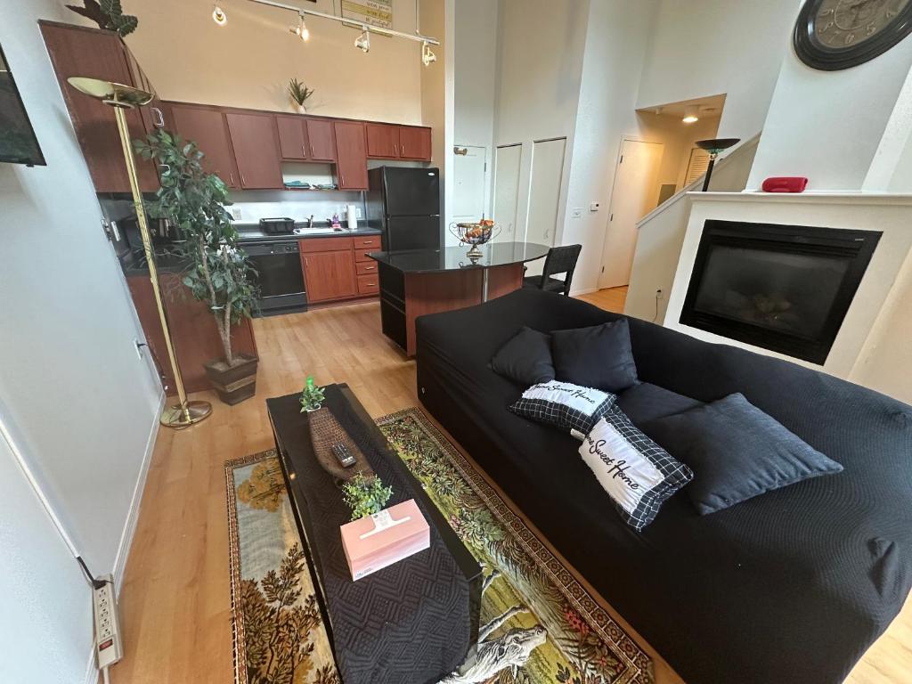 Curated visual reference: Lakeside Penthouse Paradise Uptown Mlps View W Game Room Balcony Photo Inspiration