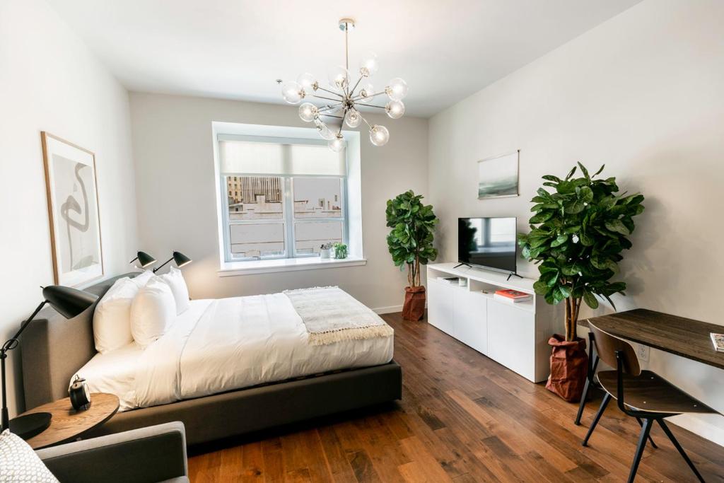 une chambre avec un lit, un bureau et une fenêtre dans l'établissement Kislak 304 Chic Studio in the Heart of Downtown, à Newark