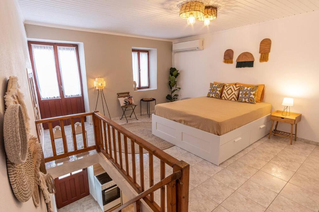Samora guest house في ساموثريس: غرفة نوم بسرير في غرفة بها درج