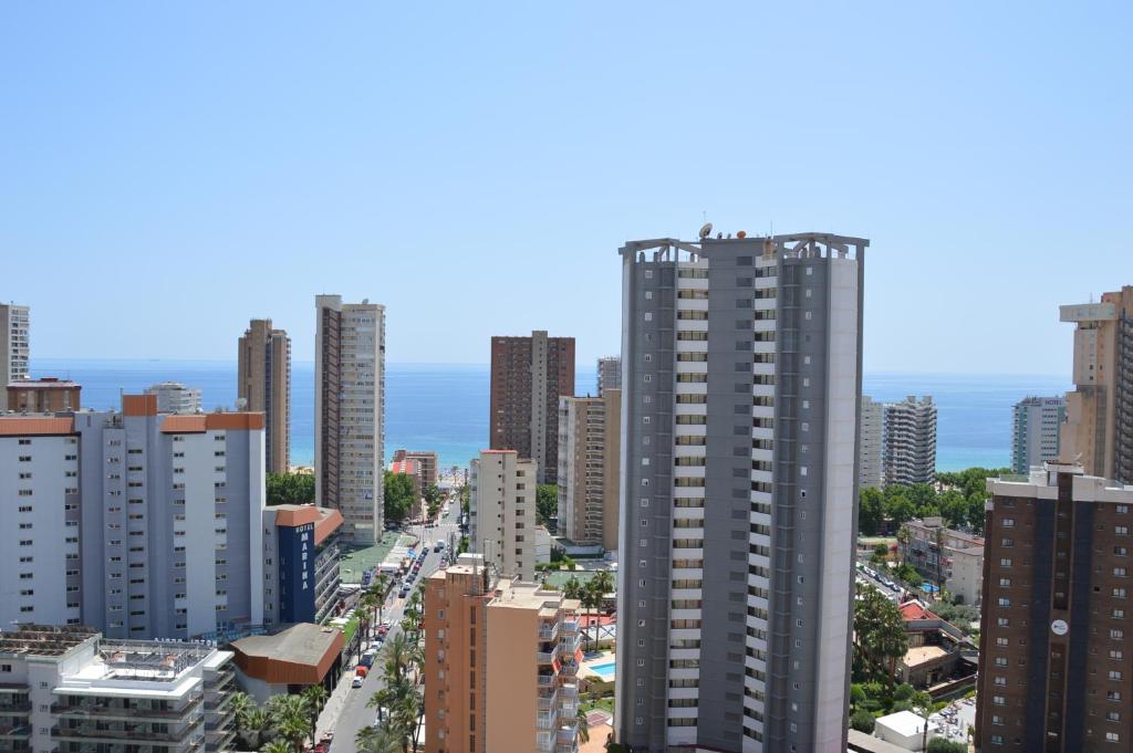 widok miasta z lotu ptaka z wysokimi budynkami w obiekcie GEMELOS2 Loysan apt. with pool w mieście Benidorm
