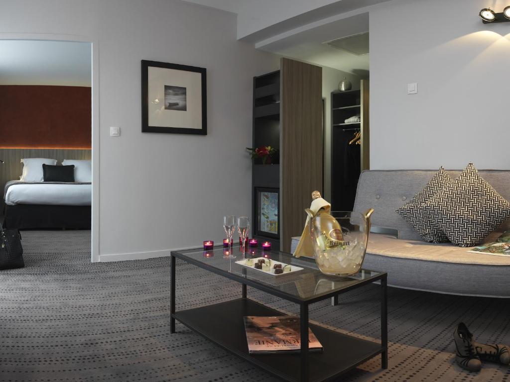 Postel nebo postele na pokoji v ubytování Best Western Plus Hôtel & Spa de Chassieu