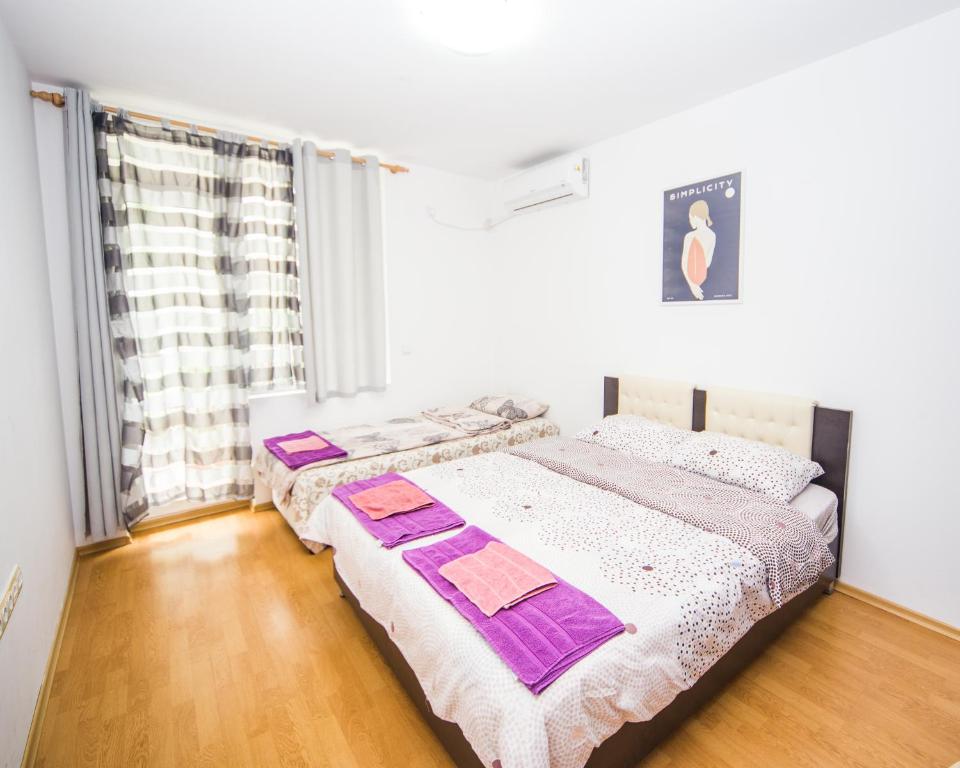 Кровать или кровати в номере SUPER CENTER - Apartment on "Kiril & Metodi" Square