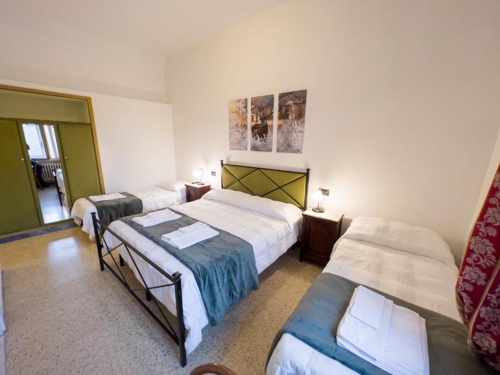 ein Hotelzimmer mit 2 Betten und einem Sofa in der Unterkunft Monte Marsicano Hotel in Pescasseroli