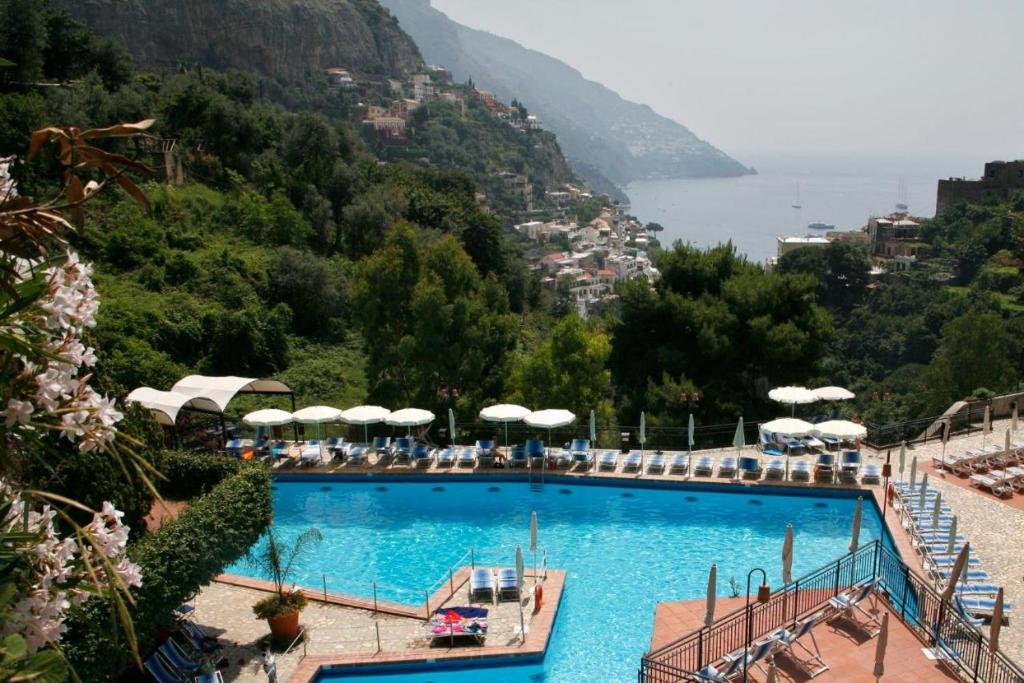 una grande piscina con vista su una montagna di Luxury Suite Royal Positano a Positano