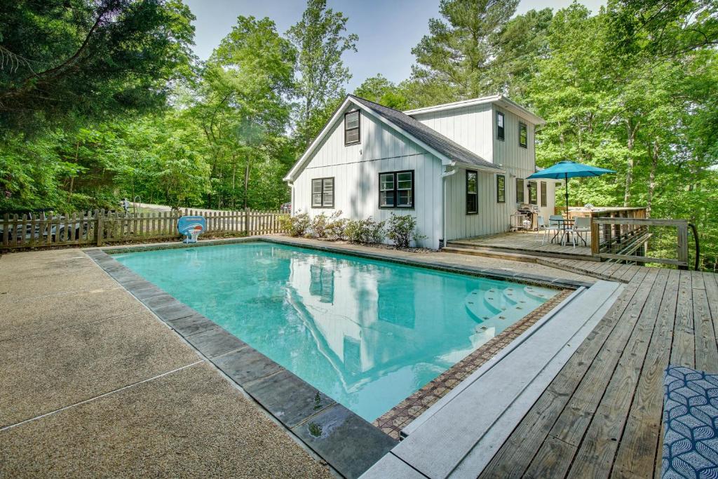 een zwembad voor een wit huis bij Maryland Vacation Rental with Private Pool and Dock in Dowell