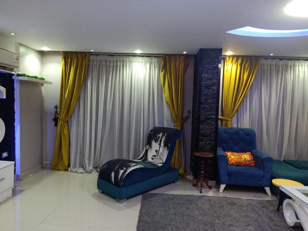 ein Wohnzimmer mit einem Sofa und einem Stuhl in der Unterkunft ميدان سفنكس in Kairo