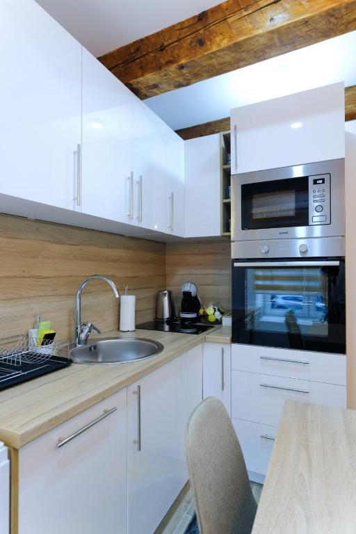 Kuchyň nebo kuchyňský kout v ubytování All seasons apartments Sarajevo with free parking