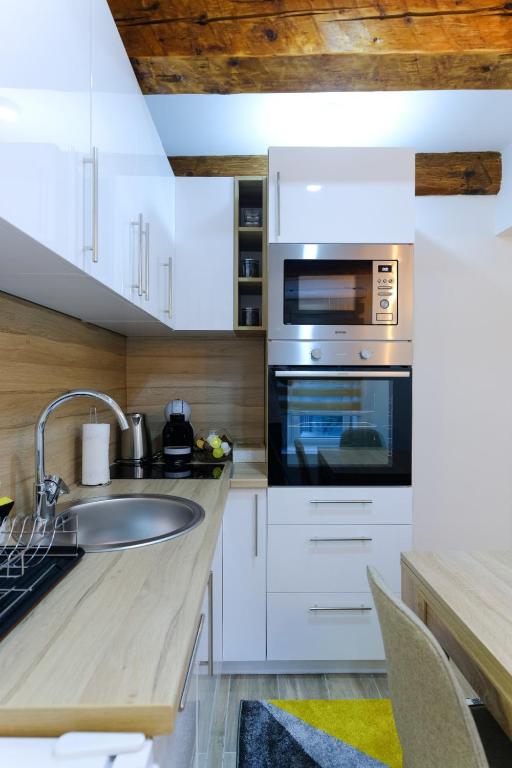 Kuchyň nebo kuchyňský kout v ubytování All seasons apartments Sarajevo with free parking