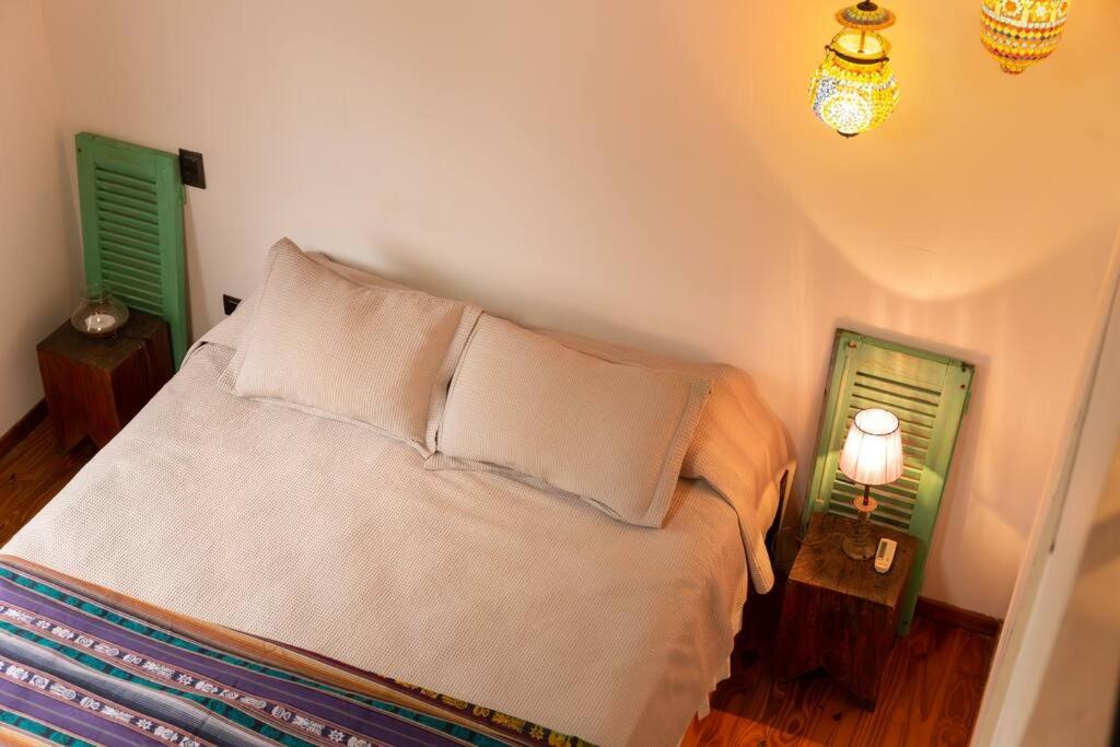 1 dormitorio con 1 cama, 2 mesitas de noche y 1 lámpara en Diego Palma 358 by depptö en San Isidro