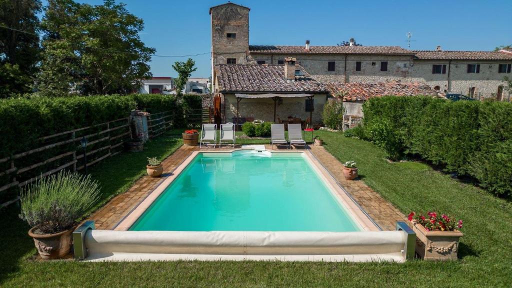 una piscina nel cortile di una casa di Casina di Teo a Monteriggioni