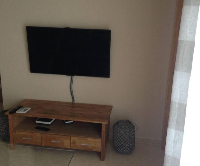 TV a/nebo společenská místnost v ubytování Destino Deluxe Roquetas Envía Golf & SPA