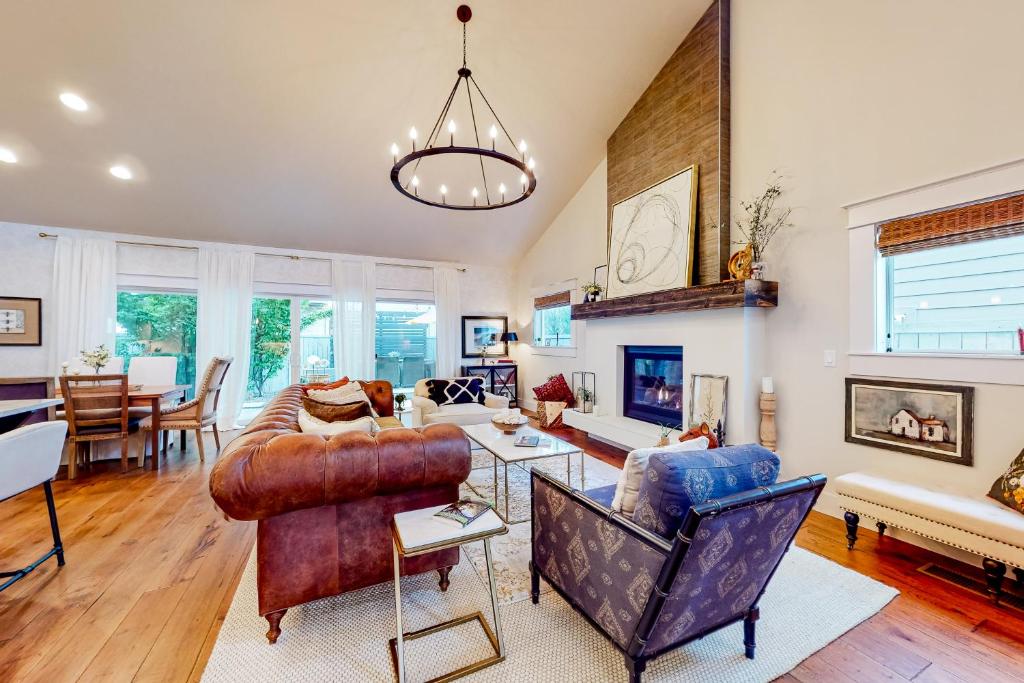 ein Wohnzimmer mit einem Sofa und einem Tisch in der Unterkunft North End Farmhouse in Boise