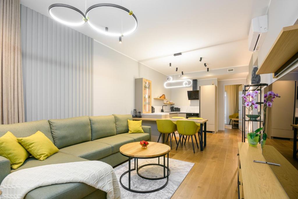 - un salon avec un canapé et une table dans l'établissement Bremeni Apartment Pärnu jõe kaldal, à Pärnu