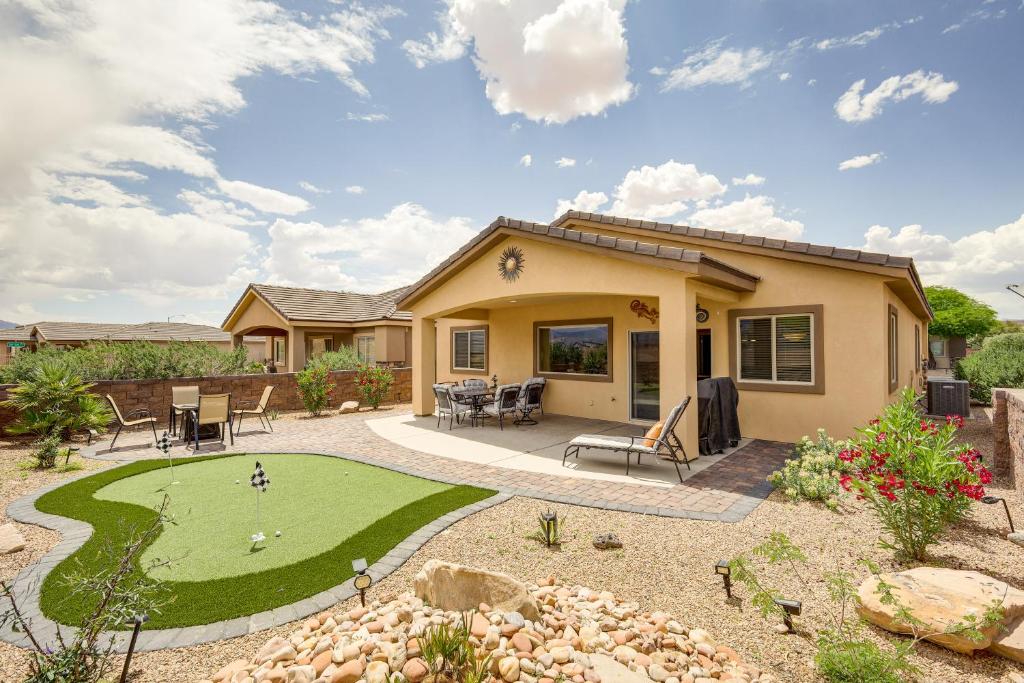 ein Haus mit einem grünen Rasen davor in der Unterkunft Mesquite Vacation Rental - Close to Golf Courses! in Mesquite